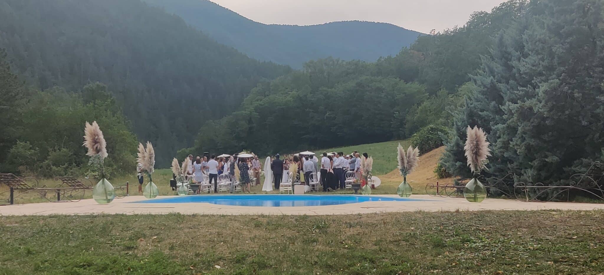 Cérémonie au bord de la piscine