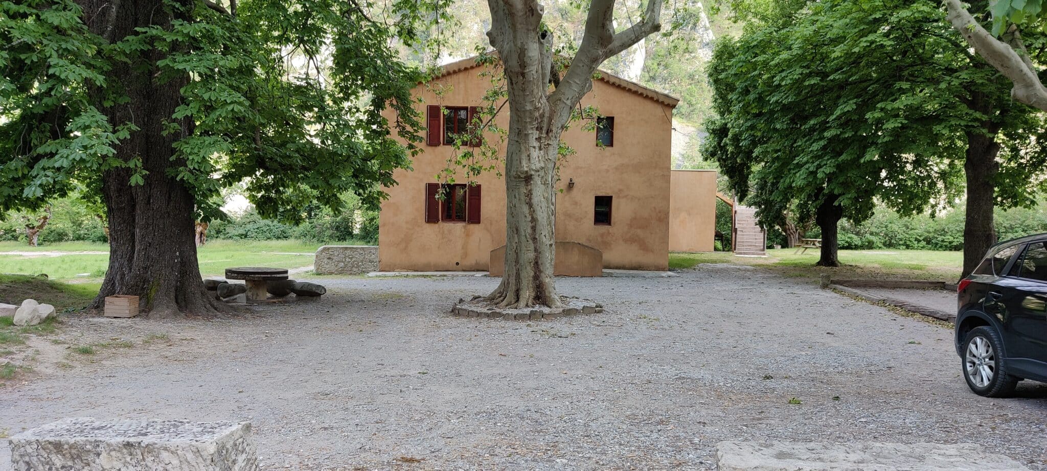 Le parc boisé du domaine au coucher de soleil