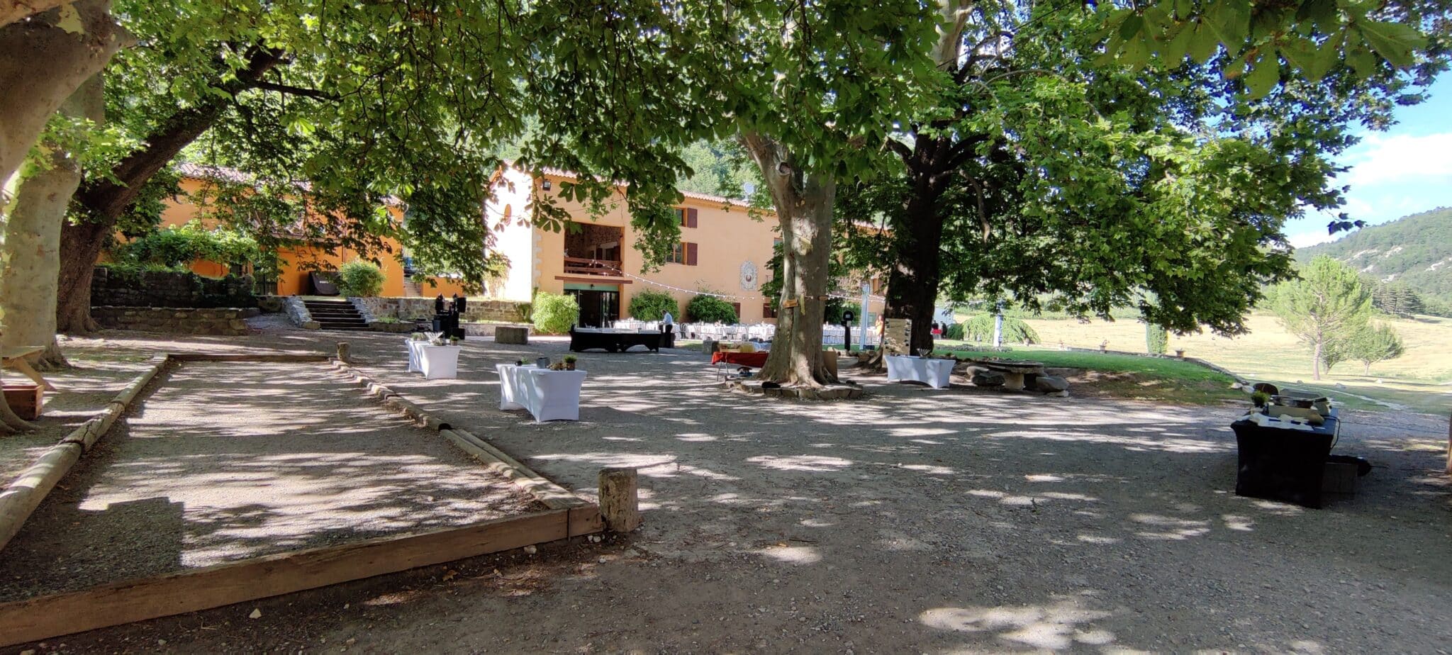 Cour extérieure sous les mûriers centenaires