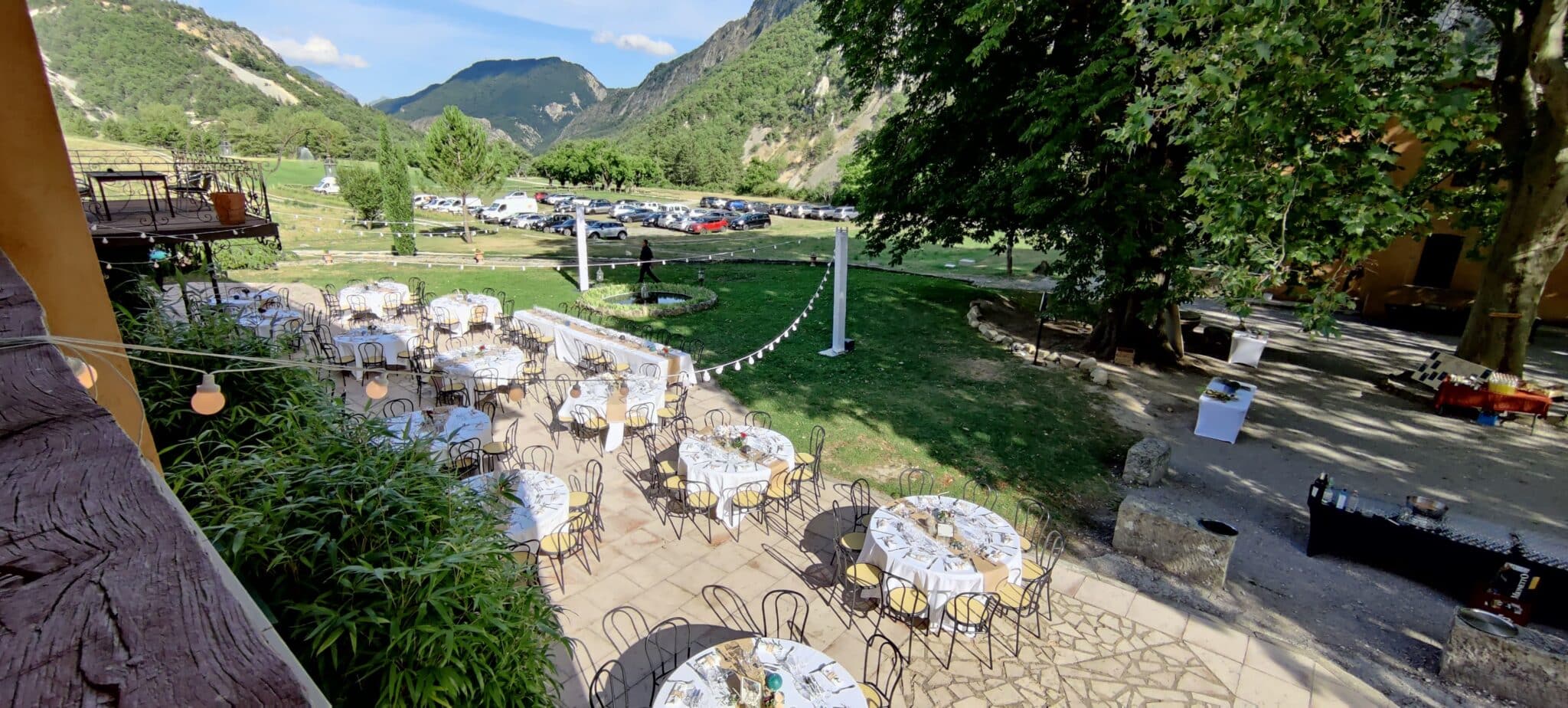 Terrasse de pierre avec vue sur le jardin provençal