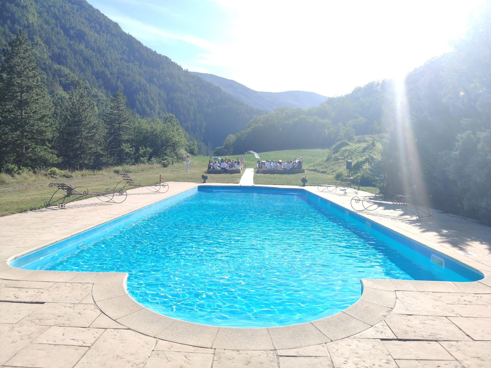 La piscine de 20 mètres entourée de verdure
