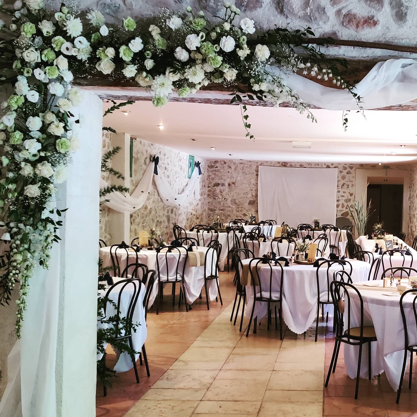 Salle de réception avec arche florale