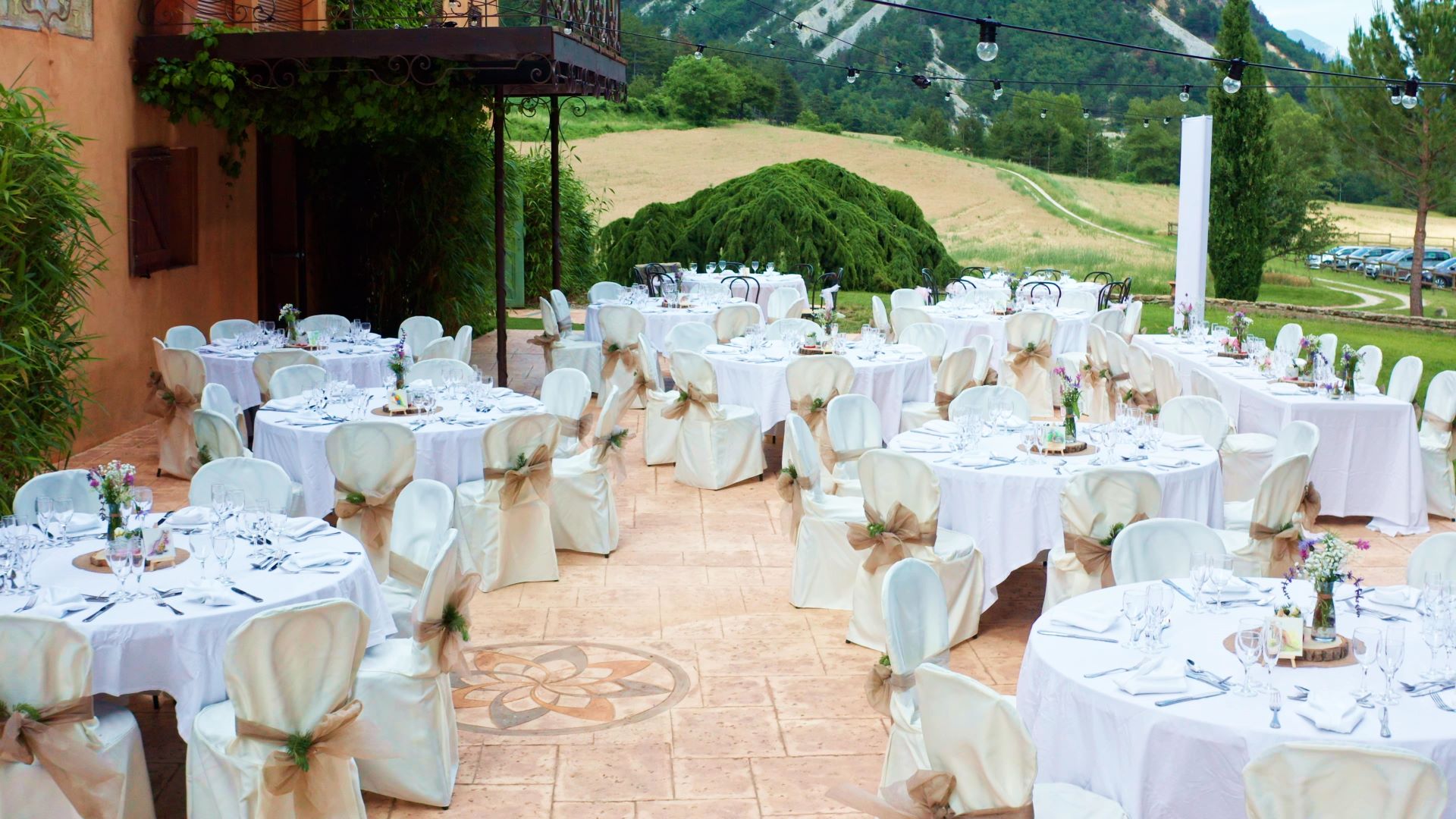 Table dressée pour une soirée privée au Domaine des Sources
