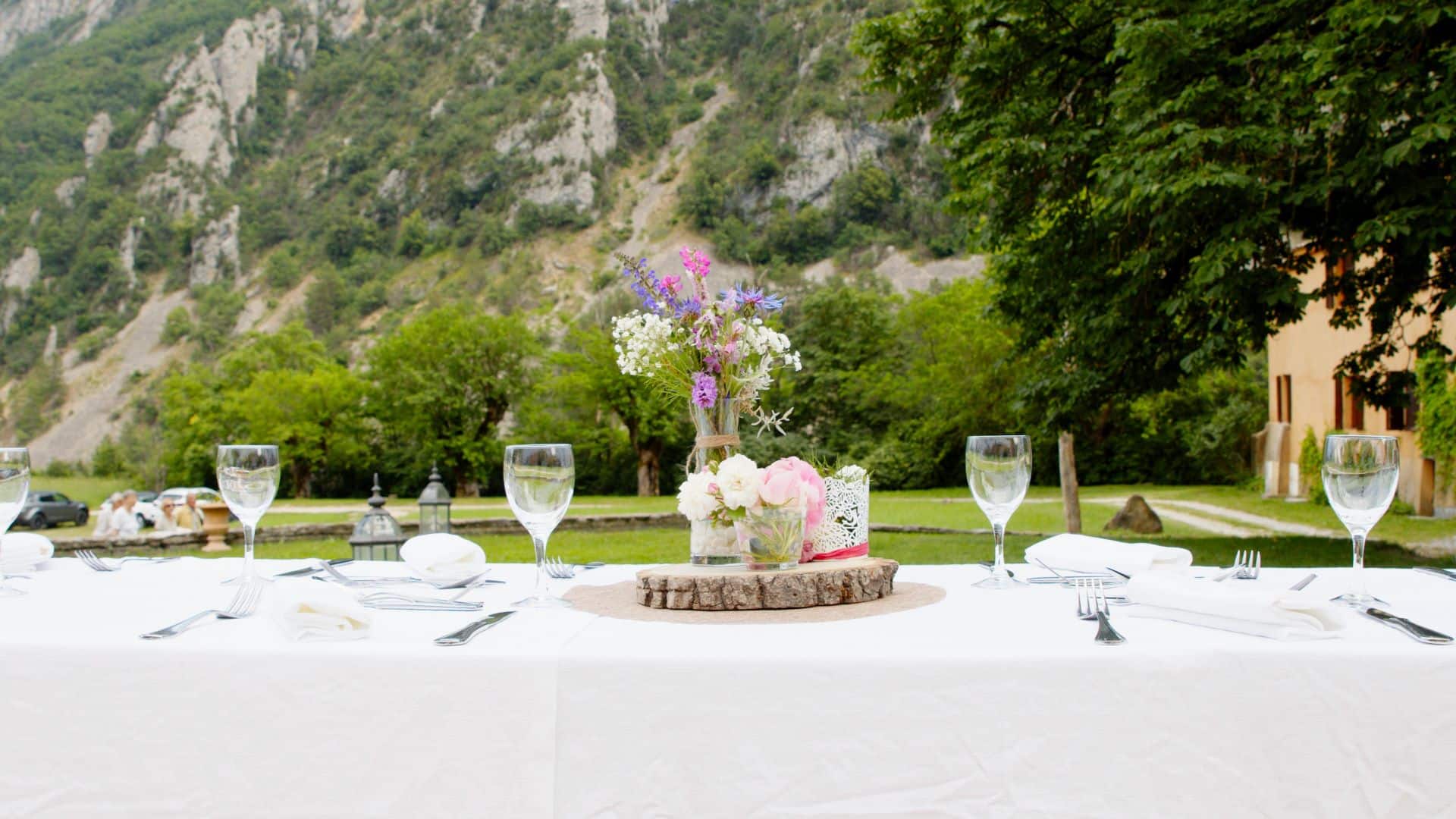 Table dressée avec vue montagne