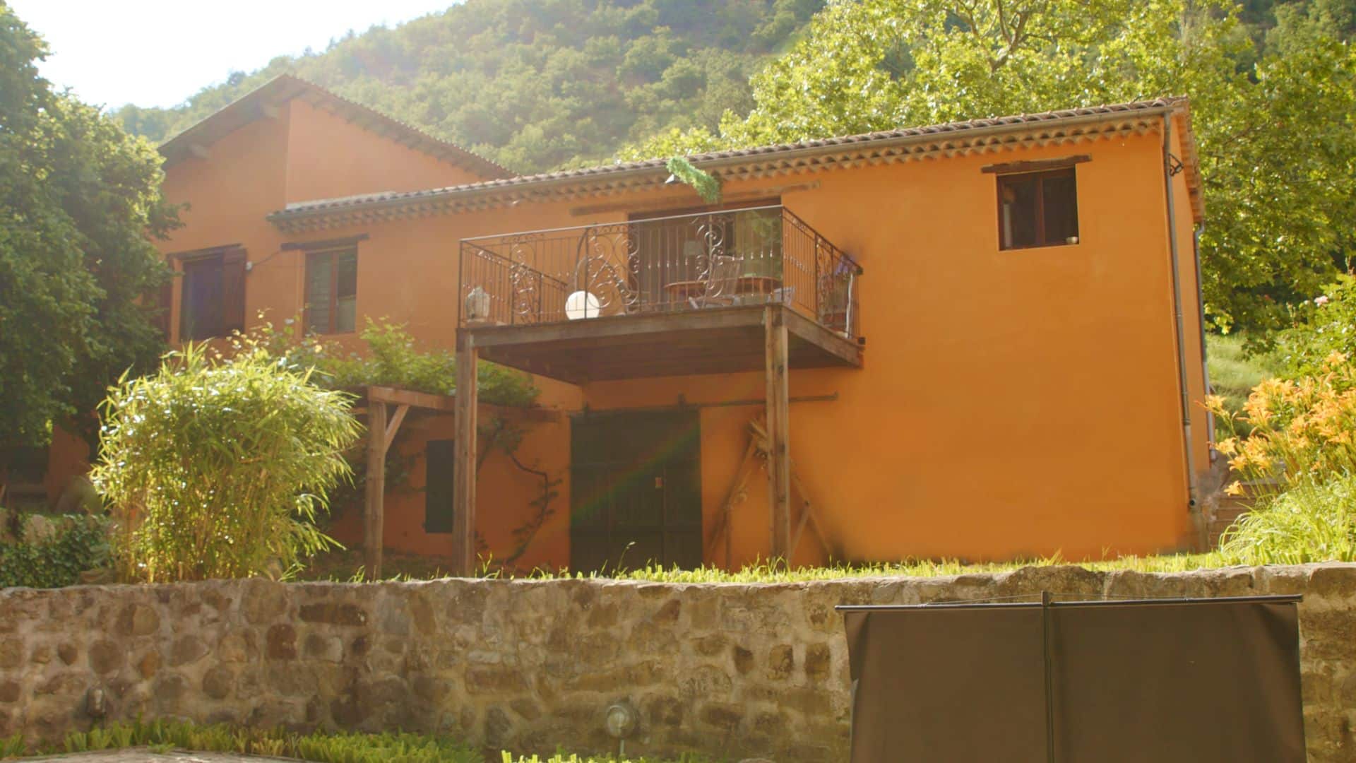 La façade provençale du Domaine des Sources