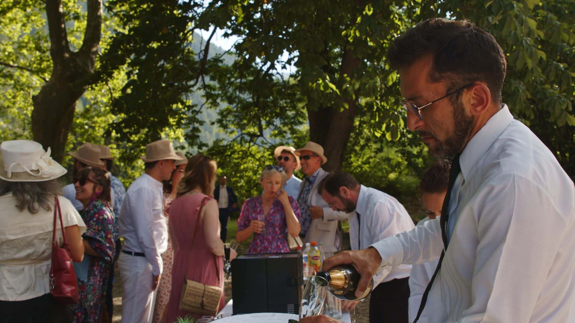 Cocktail sous les mûriers — vin et convivialité